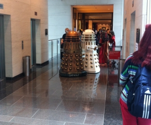 Zwei Daleks die auf den Aufzug warten ;)