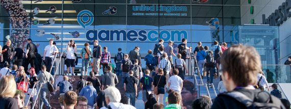 Menschenmassen am Eingang beim Einlass zur gamescom 2011.